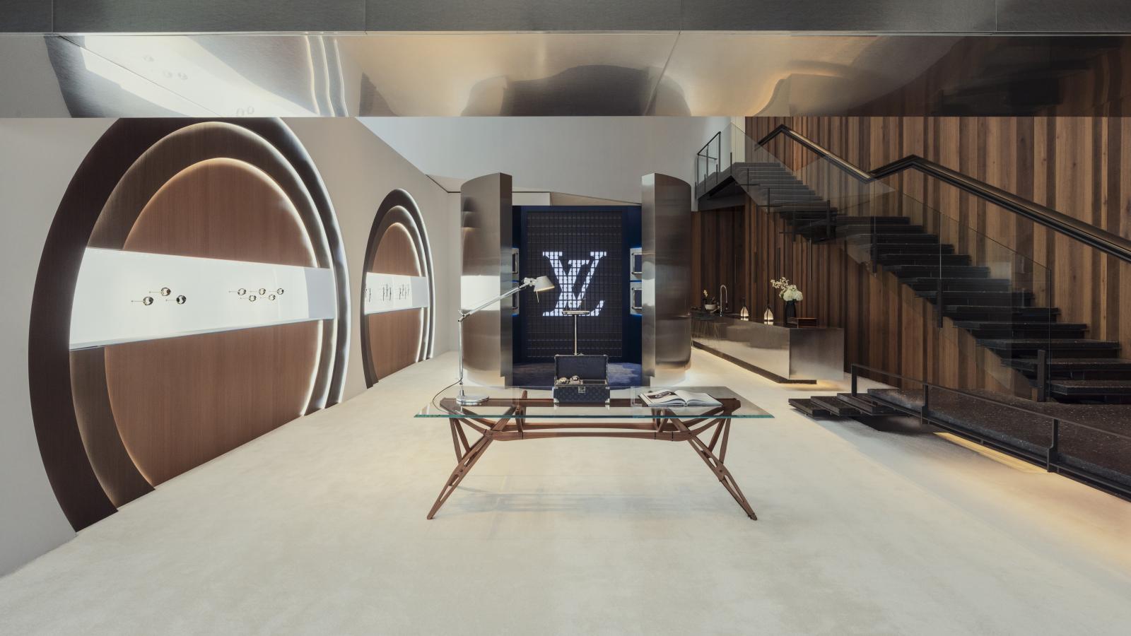 路易威登以《匠藝之境 Virtuosity》投下重磅一手，此系列涵蓋110件作品、橫跨12個主題，並以「匠藝世界」與「創意世界」兩個宇宙鋪陳敘事；展覽亦首度於台灣亮相，讓觀者近距離感受品牌對工藝與創造力的最新詮釋。