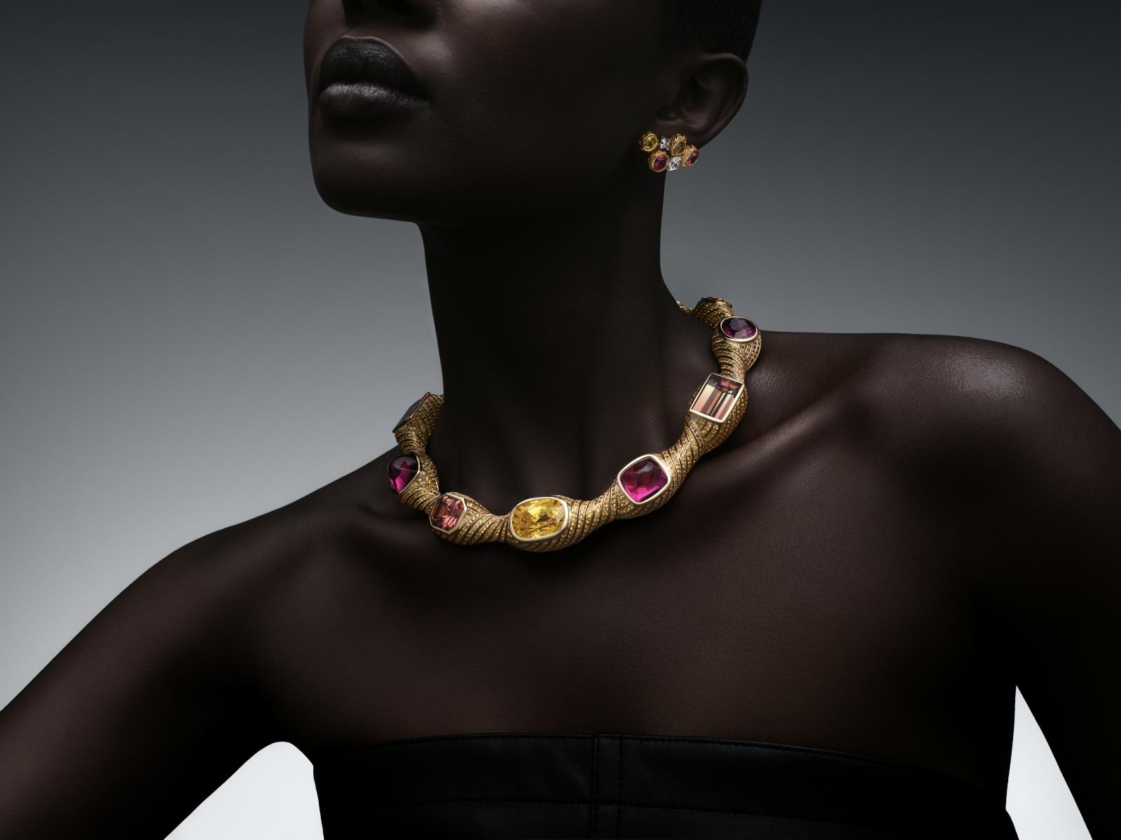 《匠藝之境 Virtuosity》不只是另一個華麗的珠寶系列，而是一場對「匠藝」的哲學辯證。守護與秘密，對應人類對安全的需求；建築式紀念，是時間與記憶的具象化；流動與繁花，凝視生命的無常；永恆太陽，則呼應人類對永生的追尋。這些作品超越昂貴材質的堆砌，而是將人類存在的矛盾與渴求，化為能觸摸、可佩戴的形態。真正的奢華，或許不在於昂貴，而在於一件作品能否讓人看見自己與世界的交集。