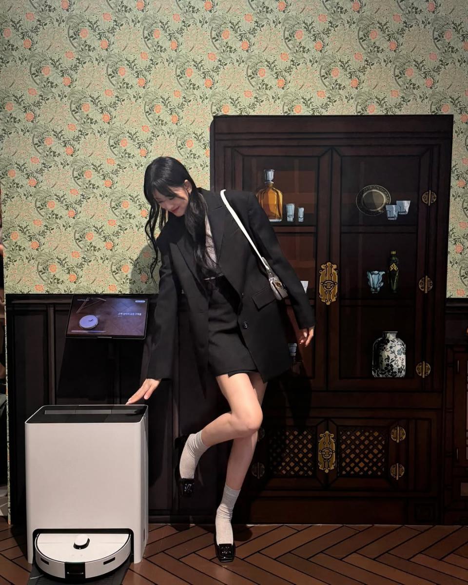 第二套的短裙穿搭金智允運用正裝為主角，並搭配上同色系窄裙，讓整體搭配更具有一至性！