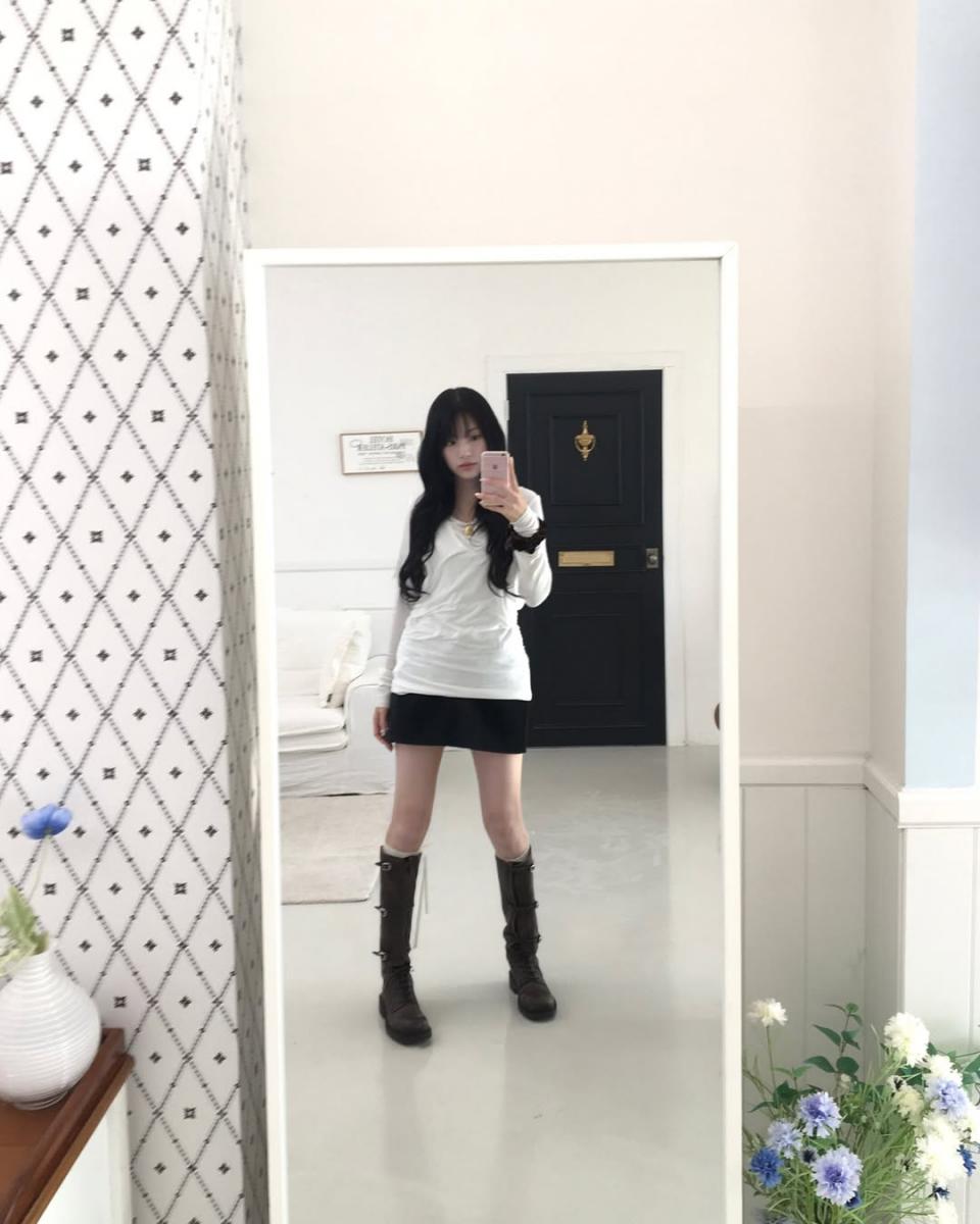 在這套穿搭中，金智允用極短的迷你裙做穿搭，並搭配上及膝的長靴，比起中筒靴會造成節腿的疑慮，藉由貼合腿部的靴款，能讓雙腳的線條更為修長