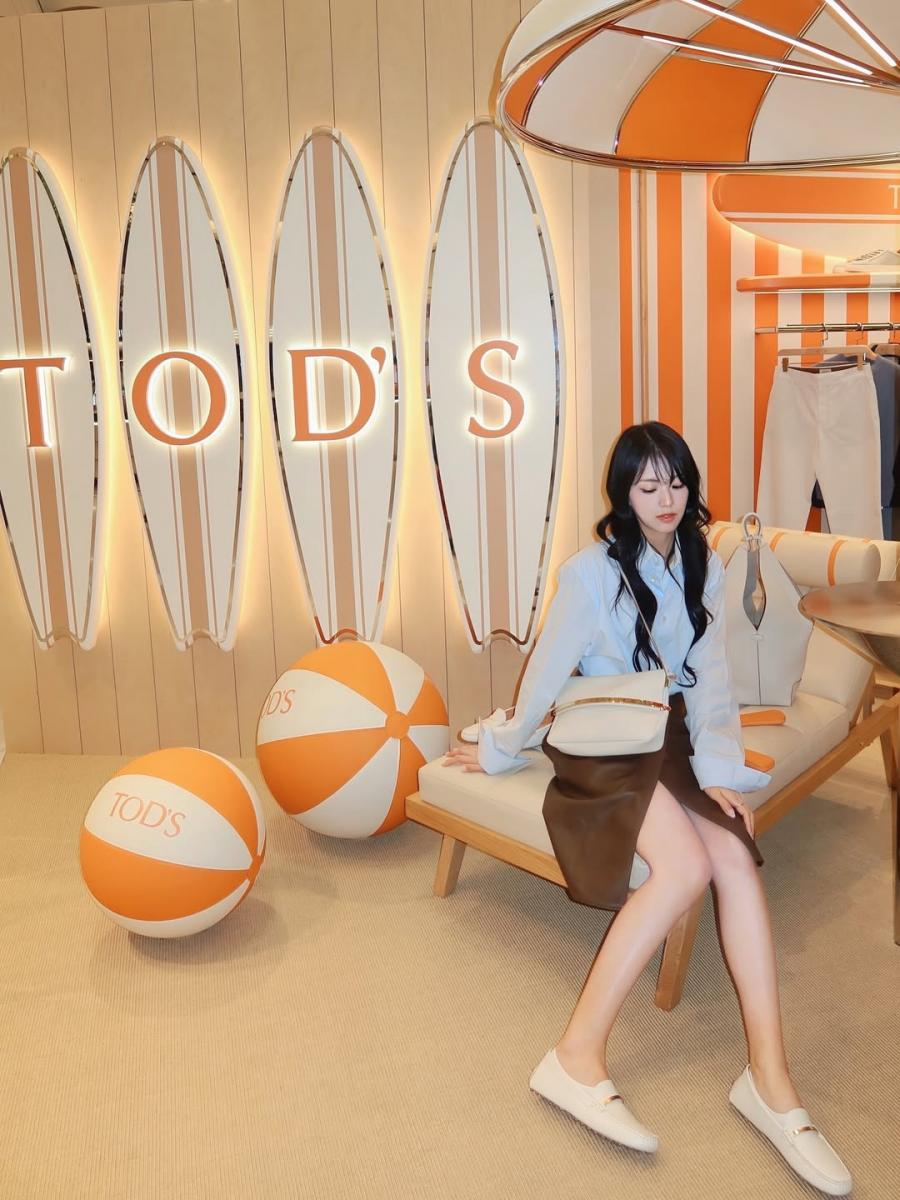 從前面的搭配中不難發現，金智允善於用短裙創造長腿視覺感！