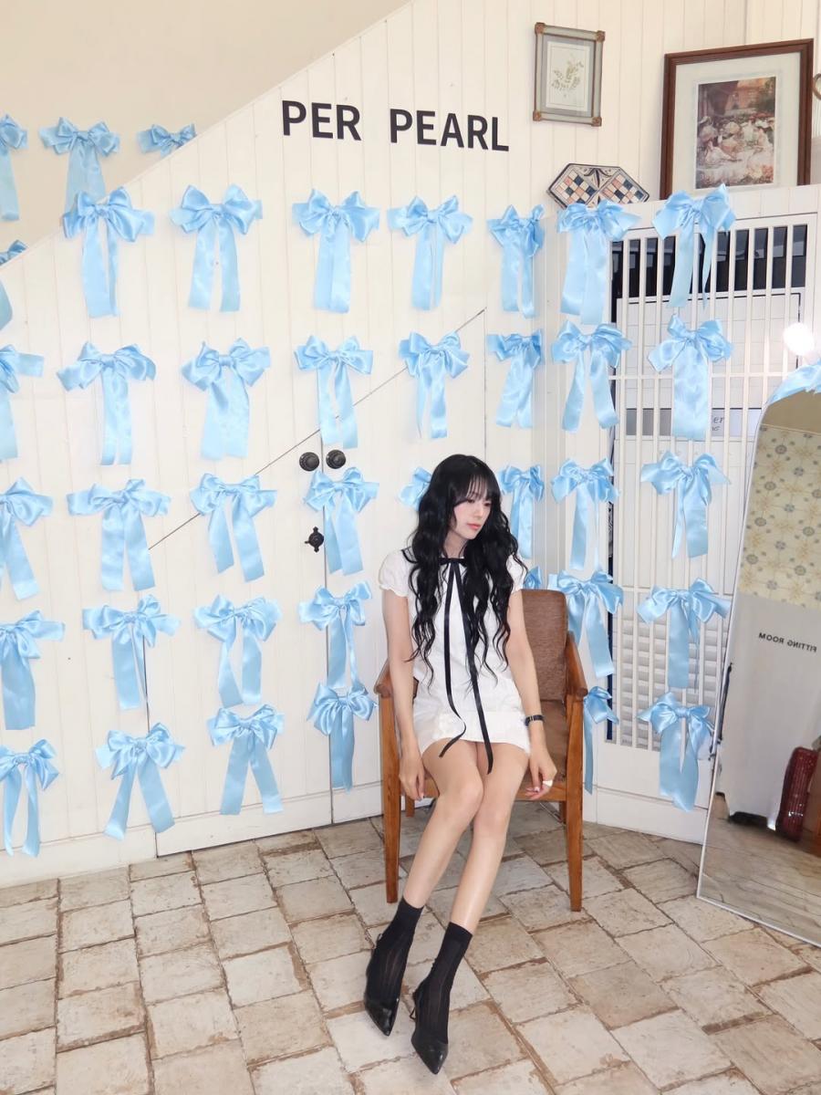 連身洋裝是許多女孩衣櫥的必備單品，金智允在這套搭中，運用白色洋裝作為焦點，膝上的長短讓雙腿達到視覺延伸的效果，細節上她再一次運用透膚襪子做搭配