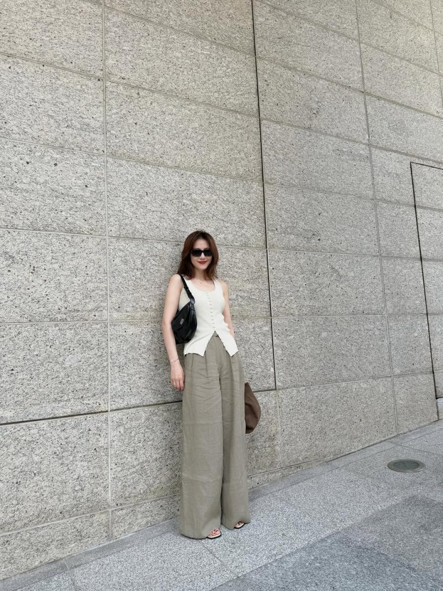 走在城市街頭,高圓圓選擇淺米色針織背心搭配卡其寬褲,乾淨俐落。這一身雖然沒有華麗設計,但墨鏡和黑色肩背包立刻把休閒感拉高到都會時髦的層次。她的秘訣就在於「用配件定義風格」,即使服裝是基礎款,也能透過墨鏡和包包塑造強大氣場。