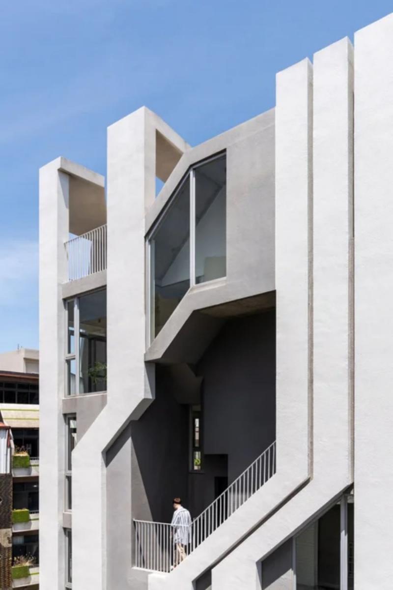 高達六層樓的建築空間，透過極簡的純白主視覺，為新竹迎來詩意的天際線。隨著時間推移，光線在幾何立面量體下轉換，為純白建築創造更多層次性的陰影堆疊。大面積玻璃立面與輕盈化的欄杆設計，使整體外觀在陽光與陰影變化中，呈現多層次光影流動，成為新竹市罕見的當代住宅設計語彙，讓這座建築在街廓中脫穎而出，形塑靜謐的視覺節點。