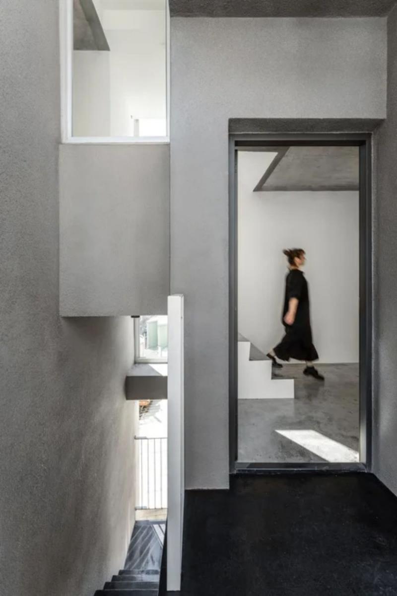 高達六層樓的建築空間，透過極簡的純白主視覺，為新竹迎來詩意的天際線。隨著時間推移，光線在幾何立面量體下轉換，為純白建築創造更多層次性的陰影堆疊。大面積玻璃立面與輕盈化的欄杆設計，使整體外觀在陽光與陰影變化中，呈現多層次光影流動，成為新竹市罕見的當代住宅設計語彙，讓這座建築在街廓中脫穎而出，形塑靜謐的視覺節點。