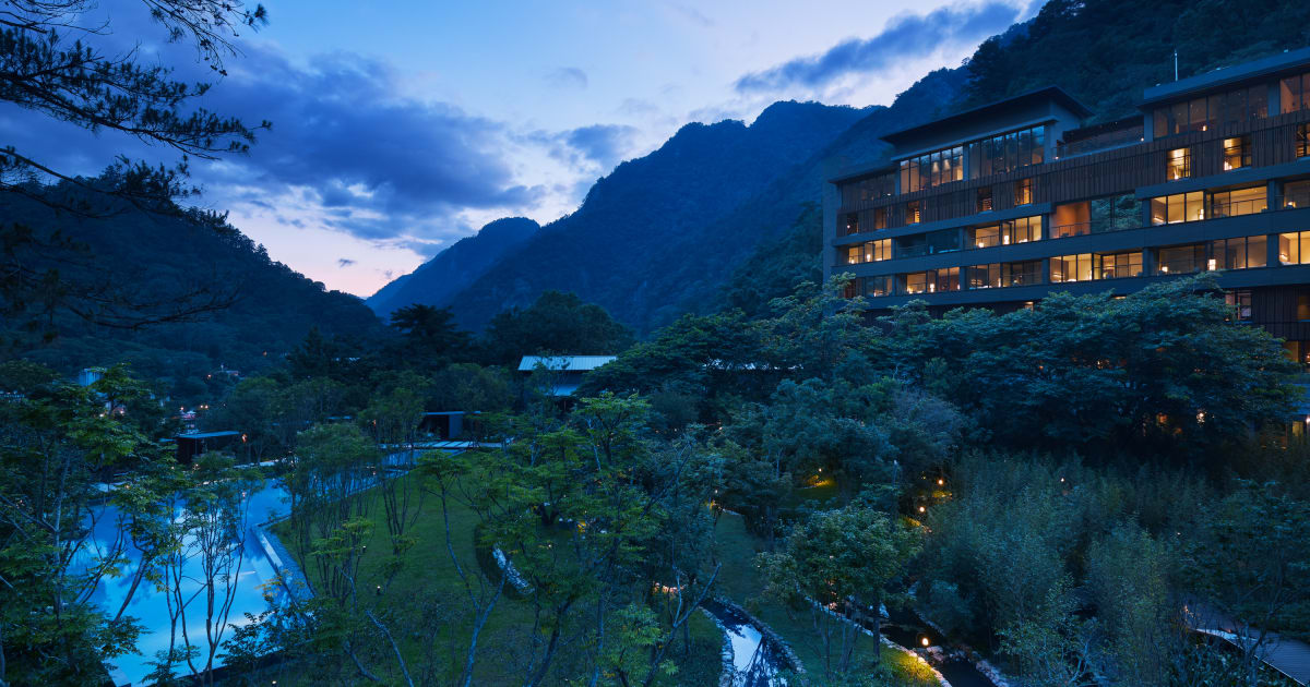 作為星野集團在台灣打造的首間奢華溫泉度假村，「虹夕諾雅 谷關」坐落於台中谷關溫泉區，融合現代簡約與日式風格，所有客房皆設有半露天湯池，提供極致的溫泉住宿體驗。度假村充分運用當地自然景觀與豐沛溫泉資源，亦是星野集團於台灣設立的第一個海外據點。海拔約 800 公尺，靜謐地佇立於層層蒼翠山巒之間，泉水自山麓湧出，結合日本與台灣對溫泉的熱愛，展現兩地文化的融合之美。