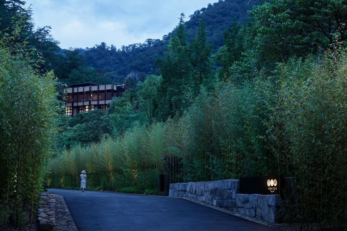 作為星野集團在台灣打造的首間奢華溫泉度假村，「虹夕諾雅 谷關」坐落於台中谷關溫泉區，融合現代簡約與日式風格，所有客房皆設有半露天湯池，提供極致的溫泉住宿體驗。度假村充分運用當地自然景觀與豐沛溫泉資源，亦是星野集團於台灣設立的第一個海外據點。海拔約 800 公尺，靜謐地佇立於層層蒼翠山巒之間，泉水自山麓湧出，結合日本與台灣對溫泉的熱愛，展現兩地文化的融合之美。