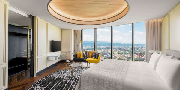 位於台中火車站前的「李方艾美酒店」，是萬豪國際集團在台灣的第 21 處據點，由李方酒店管理集團負責經營。前身為金沙百貨大樓，現已改建為一棟 27 層樓高、外觀採圓弧形玻璃帷幕的現代建築。館內共規劃 228 間客房、6 種房型，以及 7 間餐飲空間與大型宴會廳，另設有三間風格迥異的主題餐廳、行政酒廊、高空會議室、健身房與露天泳池，成為台中市中心新興地標之一。