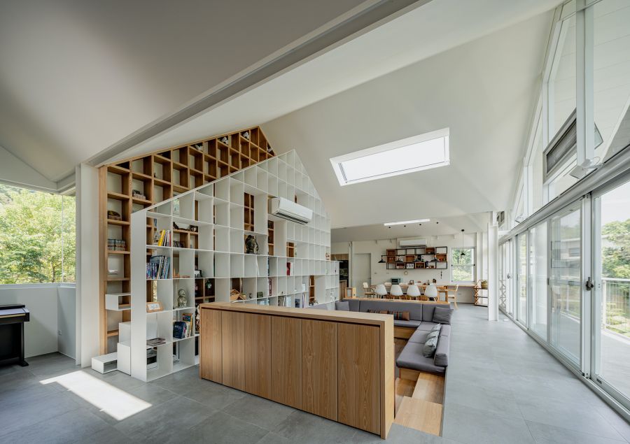 坐落於新竹的山丘上，緩緩地形塑一座山型的建築量體。在上滕聯合建築師事務所以及右邑設計室內裝修有限公司的操刀下，為這片綠地迎來詩意的景緻。高低變化的山簷屋頂形塑「家」的意象，在融入自然地形之餘，也嘗試將更多空間開放出來，降低空間的封閉感。生活與視線朝著屋脊方向延伸至前方自然山巒，是悠閒的居住空間，也是靈感的聚集地。