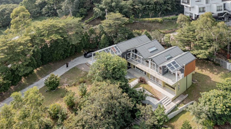 山簷之家落成後，也陸續獲得業內人士的肯定，包括：TRAA 台灣住宅建築獎、TID Award 台灣室內設計大獎、德國紅點設計大獎、德國 iF 設計獎，以及金點設計獎等。透過天窗與露台的設計，模糊室內與戶外的界線。在引入自然光線之餘，也邀請居住者走出室內，欣賞眼前的綠葉風景，讓建築不僅成為遮風避雨的空間，更是一座與自然共生的棲居場域。