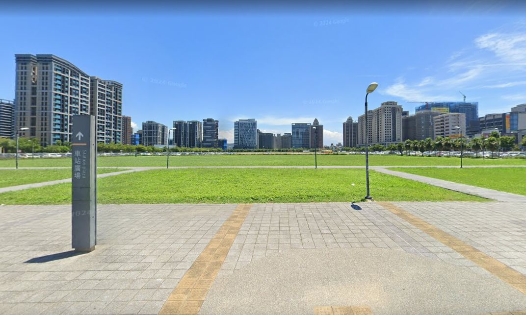 籌備多時，高鐵桃園前站特定區開發案「智慧中城」於近日正式動工。這是一座超大型的複合式商場百貨，坐落 IKEA 旁，將結合旅館、商店、智慧辦公大樓以及活動廣場，樓地板面積約 15 萬坪，投資金額高達新台幣 260 億元，將創造 2 萬個工作機會，並將於 2030 年完工。此案將成為高鐵沿線規模最大的開發案之一，以日本東京車站「丸之內」為參考範本。