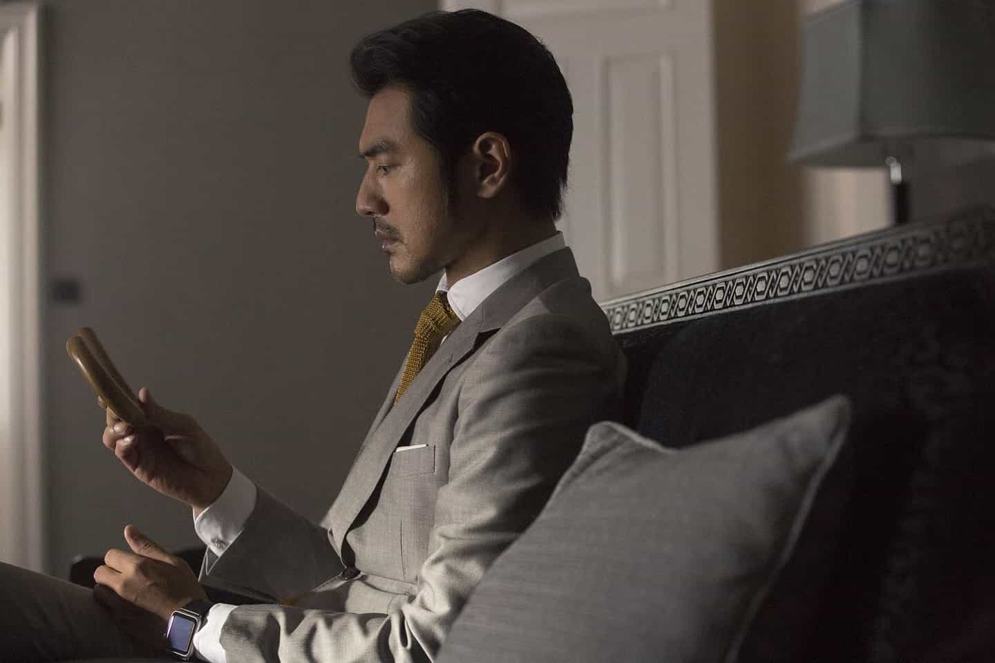 天秤男從不急於投入戀愛,他們相信愛情不是用來填補寂寞的手段。如果一段關係缺乏思想上的交流與心靈上的共鳴,對他們而言就顯得蒼白無力。與其將就於表面的浪漫,不如耐心等待那個能真正讓自己眼神發亮的人。這份寧缺毋濫的堅持,讓天秤男的感情世界顯得格外純粹。他們寧願把時間花在自我成長與生活品質上,也不願消耗在不合適的戀情裡。