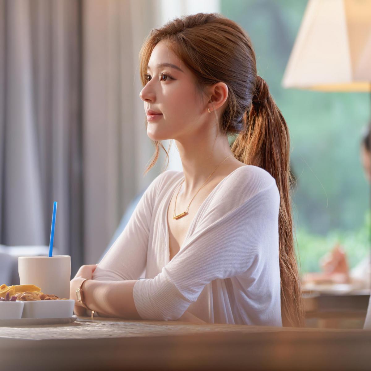 許妍(趙露思 飾)自幼因先天性心臟病被父母拋棄