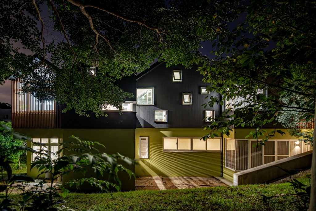 山簷之家落成後，也陸續獲得業內人士的肯定，包括：TRAA 台灣住宅建築獎、TID Award 台灣室內設計大獎、德國紅點設計大獎、德國 iF 設計獎，以及金點設計獎等。透過天窗與露台的設計，模糊室內與戶外的界線。在引入自然光線之餘，也邀請居住者走出室內，欣賞眼前的綠葉風景，讓建築不僅成為遮風避雨的空間，更是一座與自然共生的棲居場域。