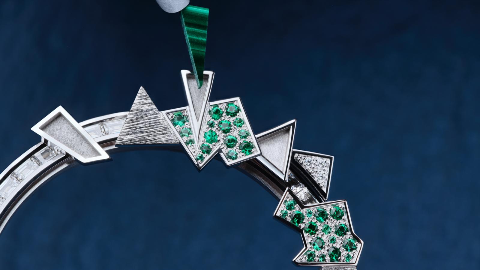 回到珠寶的本質，伯爵始終不忘其作為鐘錶大師的雙重身份。本系列中，不乏將複雜機芯融入珠寶的作品。例如鑲滿彩色寶石的手環腕錶，內藏超薄自動上鍊機芯，既柔軟如絲，又精準嚴謹。這樣的工藝挑戰，正是對「玩味嚴謹」精神的最佳詮釋：珠寶不再只是靜止的飾物，而是一種有生命的結構，每一次轉腕、每一道光影，都是工藝與創意的對話。