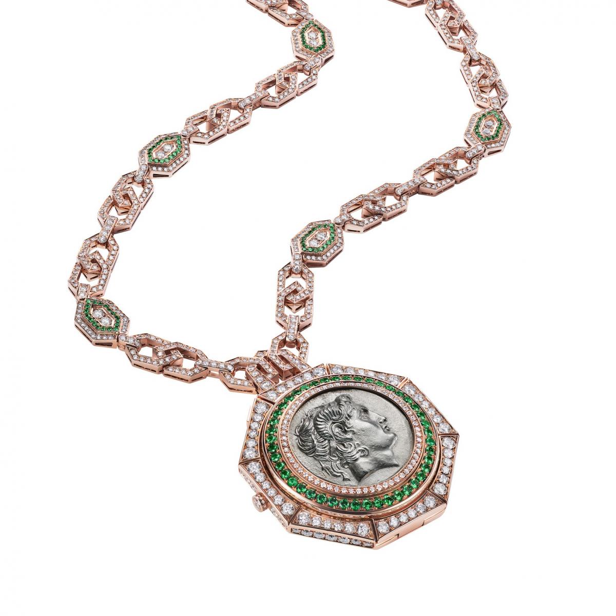 寶格麗一向擅長以歷史訴說當代，而 Monete 系列便是將古幣化為永恆的象徵。這款頂級長鍊腕錶以玫瑰金錶殼鑲嵌真正的古幣，彷彿將千年故事懸於胸口。90公分的長鍊宛如皇后的權杖，串連祖母綠與33克拉以上的鑽石，光彩奪目卻蘊含古典的深度。