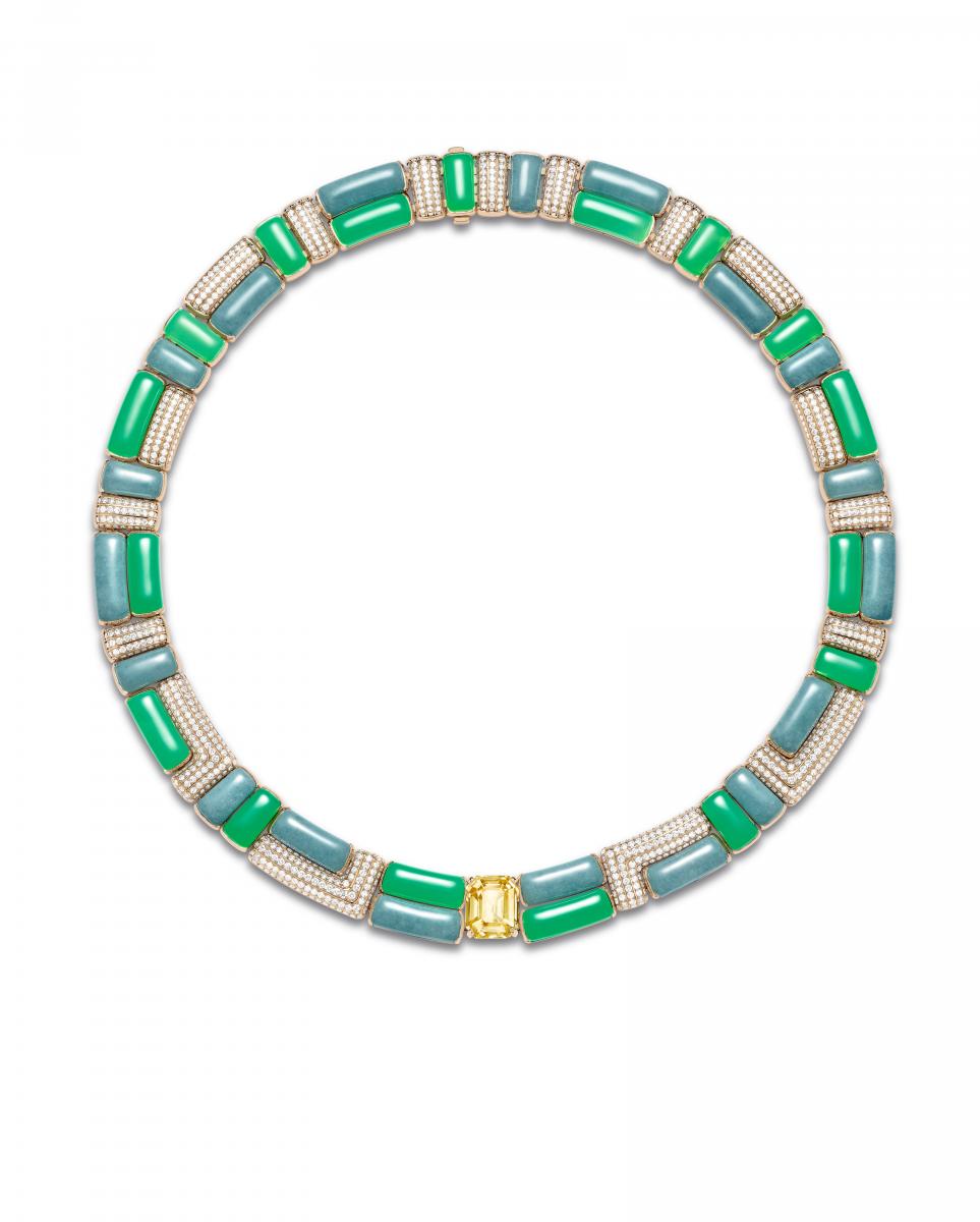 1960至70年代的「回歸自然」思潮，被〈Curved Artistry〉轉化為糖果色調的線條，以黃色藍寶石、隕石與綠玉髓重現那個敢於顛覆的年代。