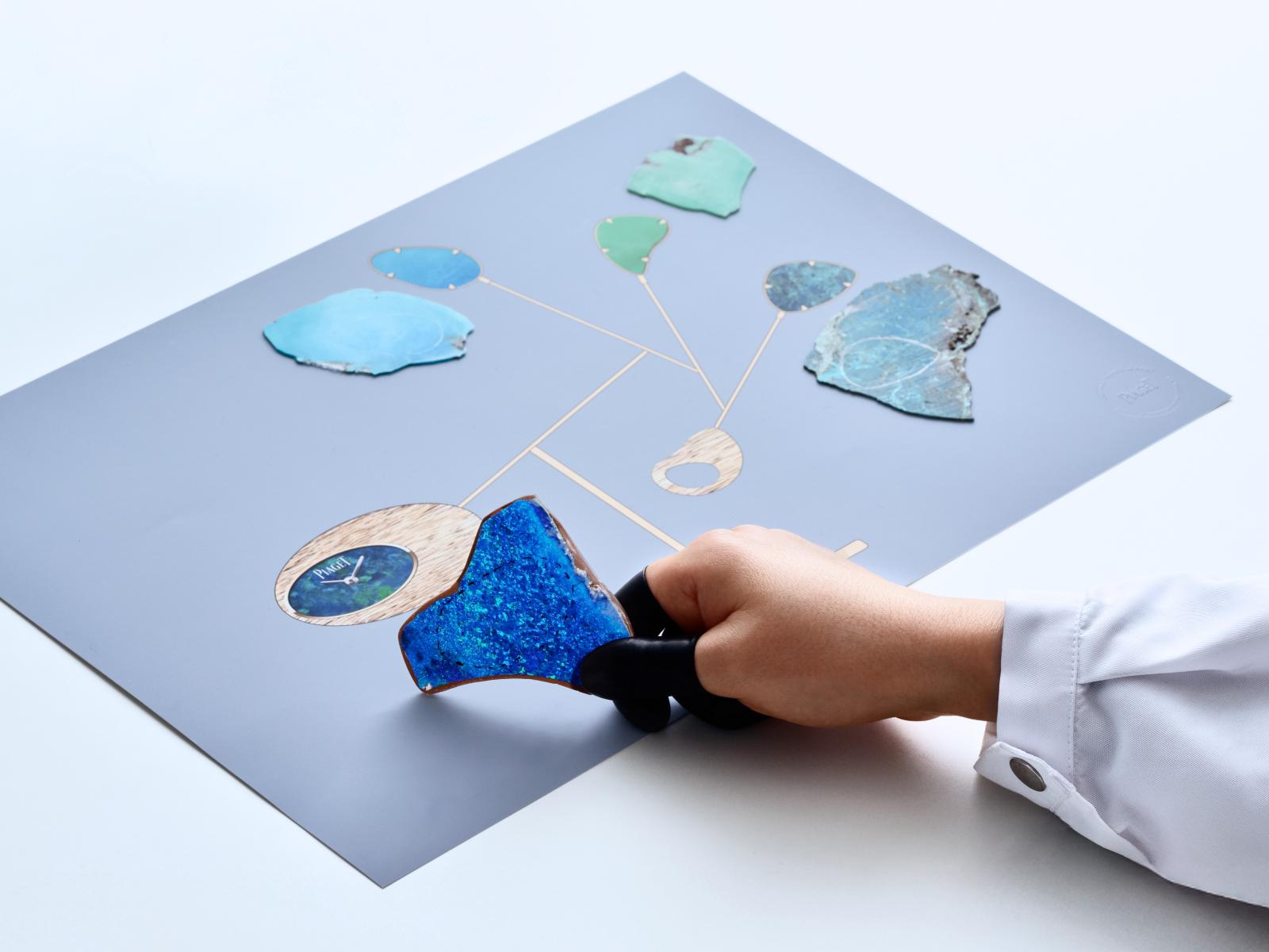 當自然的溫潤與玫瑰的柔美逐漸落幕，壓軸的〈Endless Motion〉座鐘將此次頂級珠寶系列推向高潮。由法國藝術家 Alex Palenski 與伯爵合作完成，靈感呼應動態雕塑大師 Alexander Calder 的作品。座鐘枝條般的結構隨空氣輕顫，每個枝梢皆鑲嵌天然寶石，在藍綠色調與黑蛋白石的深邃光澤中閃耀。