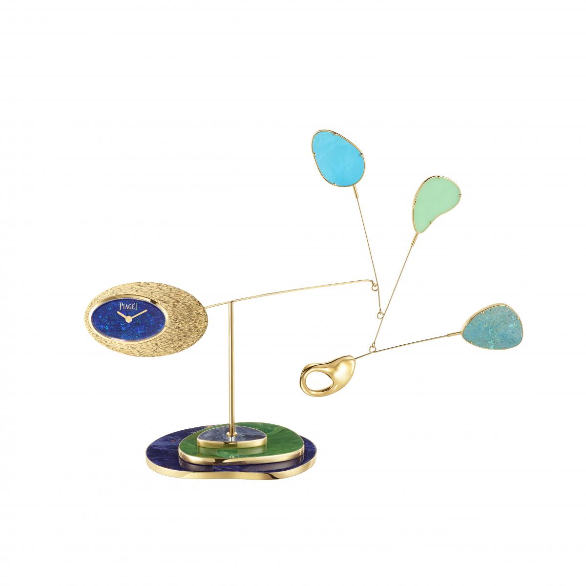 當自然的溫潤與玫瑰的柔美逐漸落幕，壓軸的〈Endless Motion〉座鐘將此次頂級珠寶系列推向高潮。由法國藝術家 Alex Palenski 與伯爵合作完成，靈感呼應動態雕塑大師 Alexander Calder 的作品。座鐘枝條般的結構隨空氣輕顫，每個枝梢皆鑲嵌天然寶石，在藍綠色調與黑蛋白石的深邃光澤中閃耀。