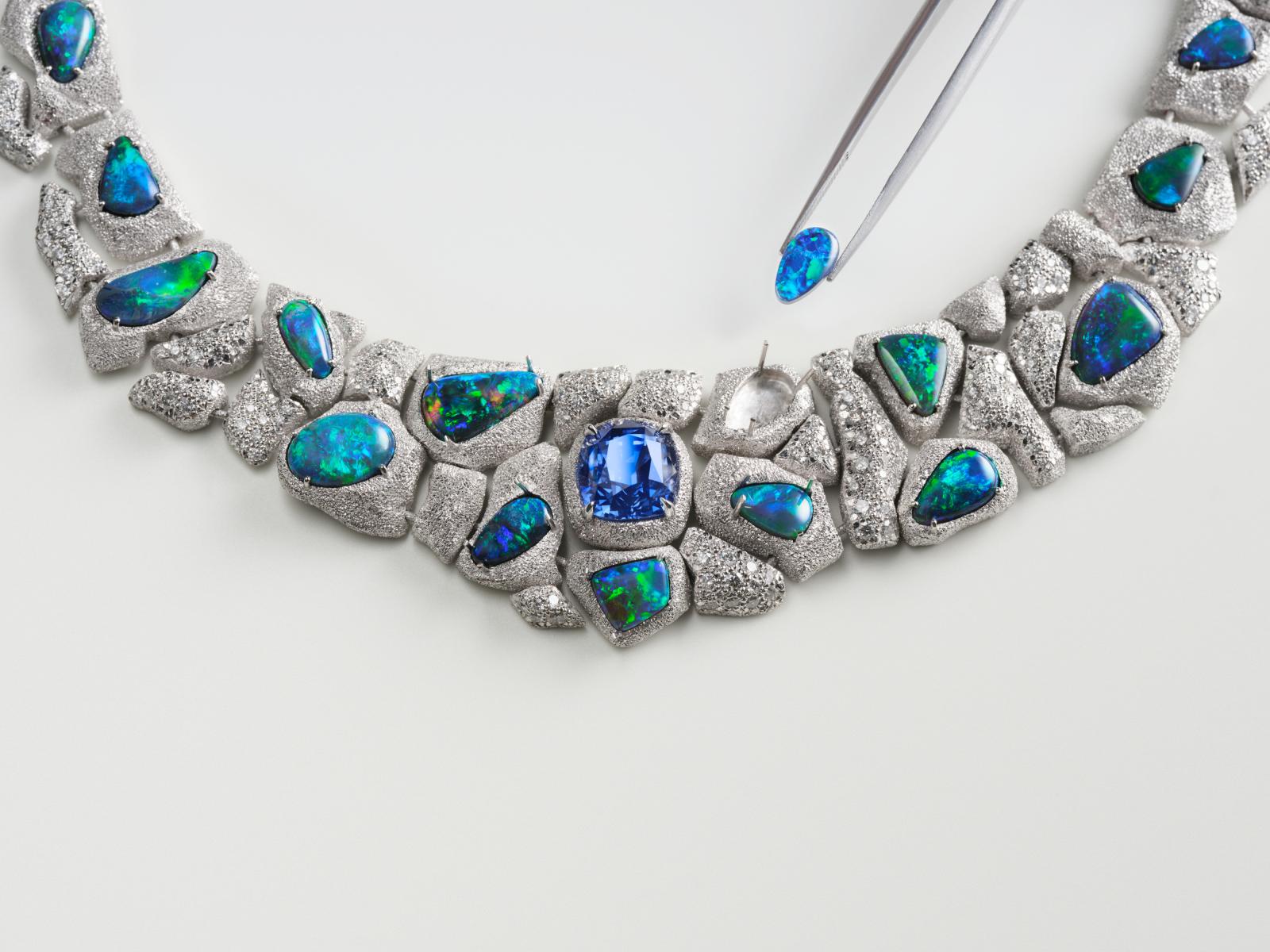 〈Flowing Curves〉靈感來自1970年代的新表現主義（Neo-Expressionism）以及建築師 Antti Lovag 的實驗住宅 Palais Bulles，強調自然有機的曲線；作品以黑蛋白石與白金交織，透過繁複的脫蠟法與創新的「金屬捶製」工藝，將堅硬材質化為靈動的流線。