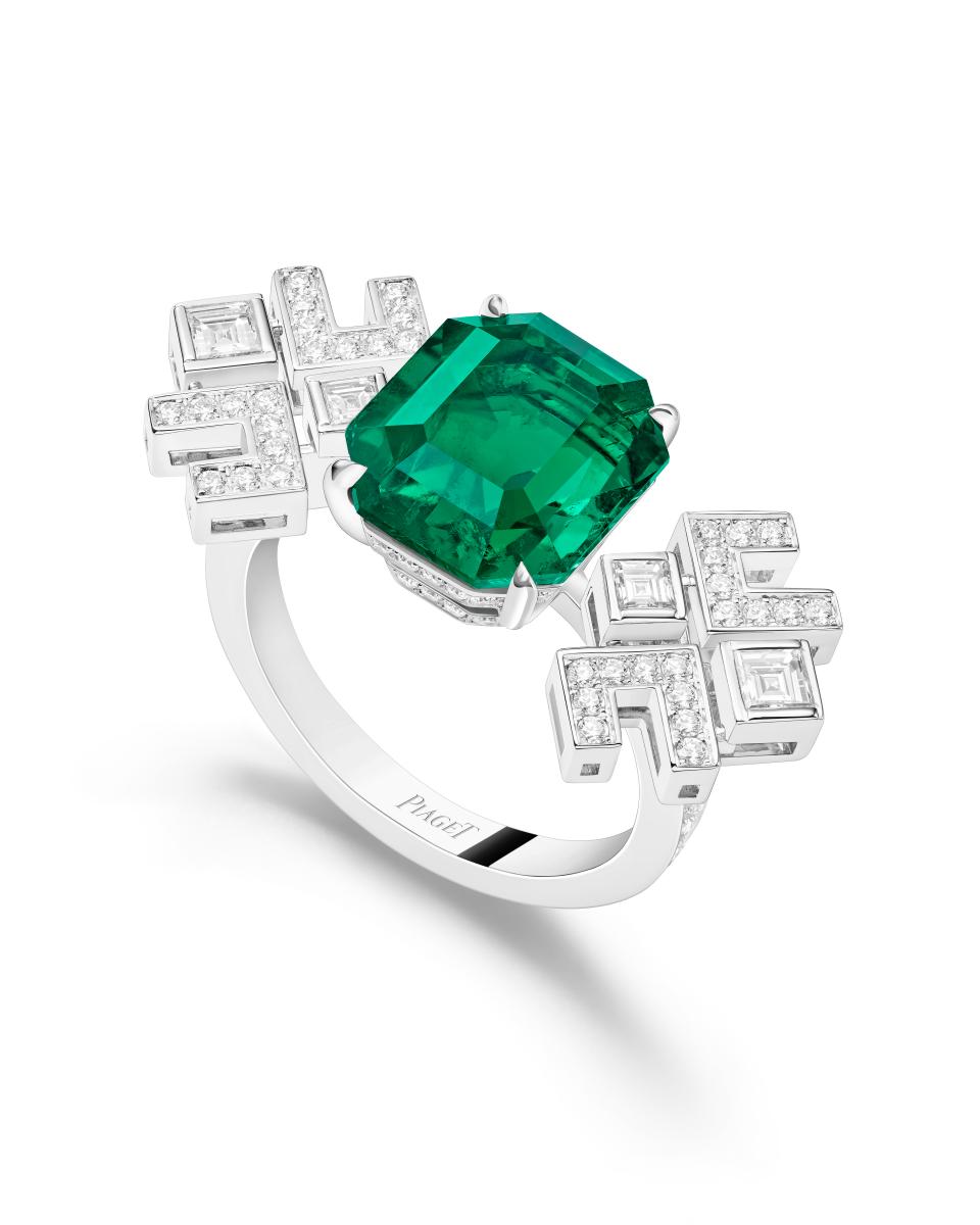 與之呼應的〈Gleaming Shapes〉則延續80年代初孟菲斯（Memphis）風格的精神，將 Ettore Sottsass 在1981年推出的 Carlton 書櫃化作靈感——這件標誌性設計以幾何堆疊出不對稱結構，徹底顛覆了居住邏輯。伯爵則以祖母綠為主角，將其置入嚴謹卻自由的排列中，讓寶石在理性的秩序與感性的光影間自在呼吸。