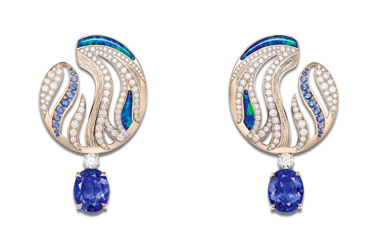 與此呼應的〈Goldy Twirl〉則從世家於60年代設計的黃金手鐲汲取靈感，透過坦桑石與黑蛋白石在玫瑰金上的旋轉盤繞，呈現出既復古又前衛的實驗精神。