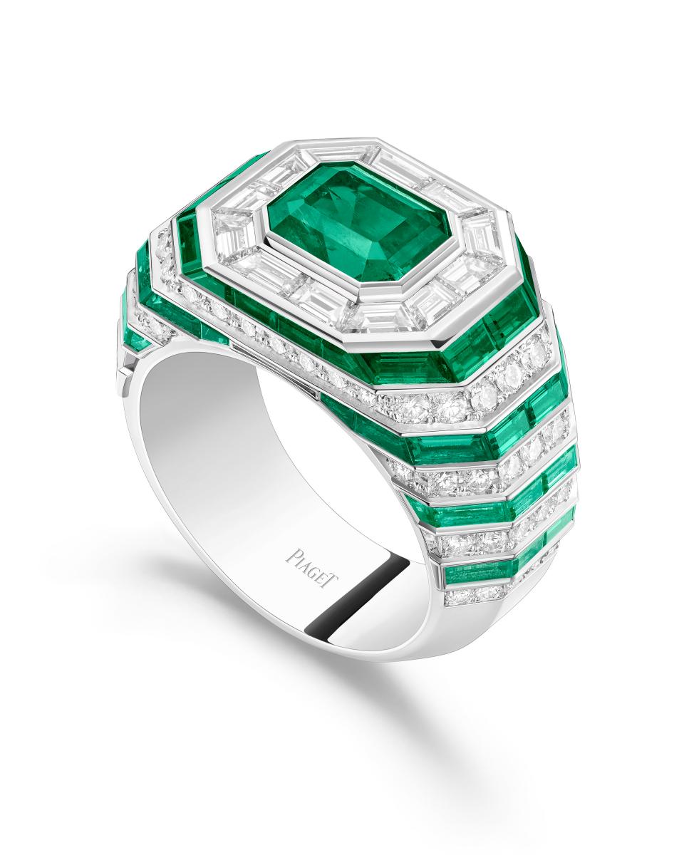 〈Graphic Prism〉則轉向更早的靈感，呼應荷蘭畫家蒙德里安（Piet Mondrian）的抽象網格，簡潔的線條與原色，被轉化為祖母綠與鑽石的精準構圖，沉穩卻力量十足。