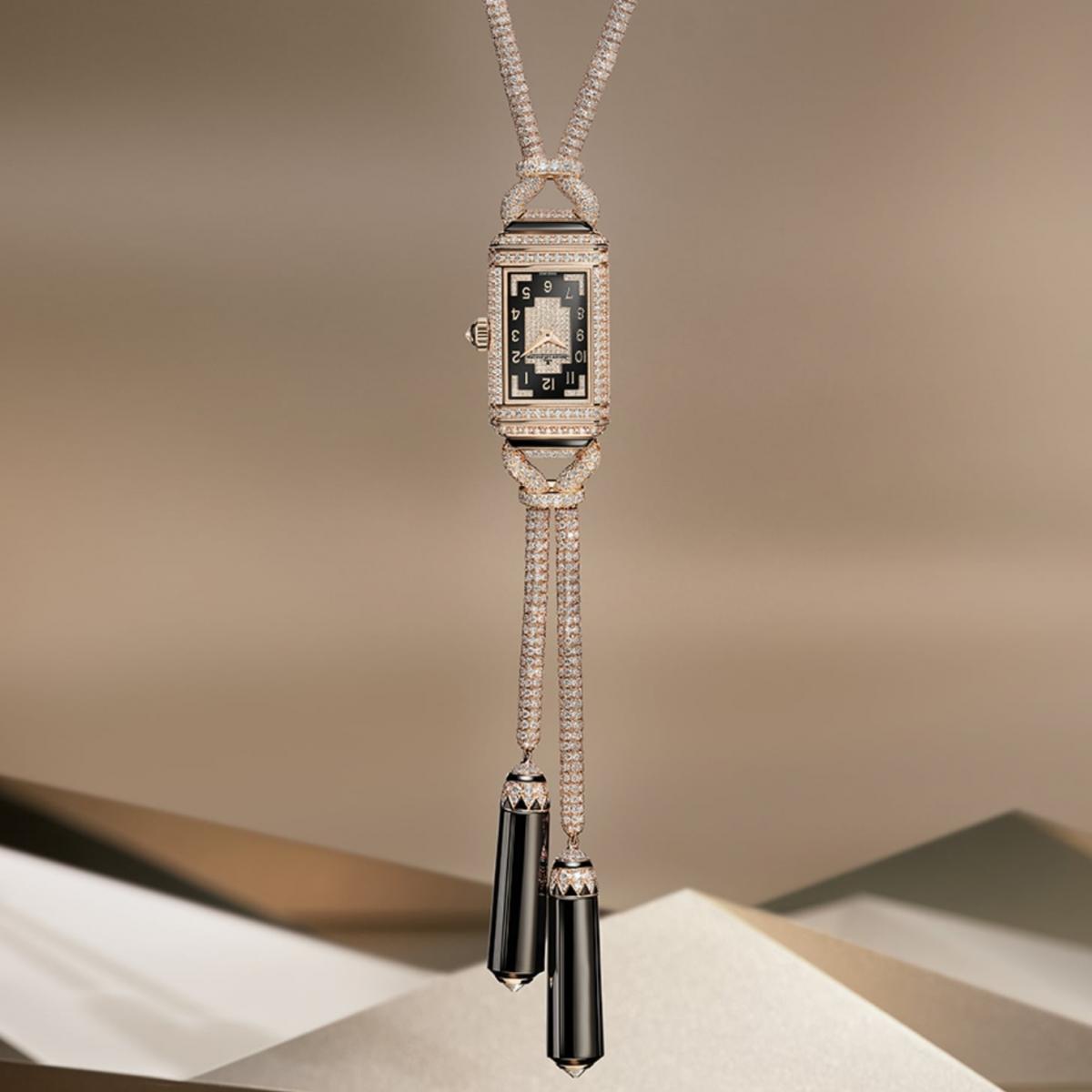 積家的 Reverso 向來以翻轉錶殼聞名，而 Reverso Secret Necklace 則將這份「秘密」化為項鍊，帶來出乎意料的驚喜。柔軟的鑲鑽鏈節與拋光瑪瑙珠串聯起長鍊，吊墜中央是經典的矩形翻轉錶殼。