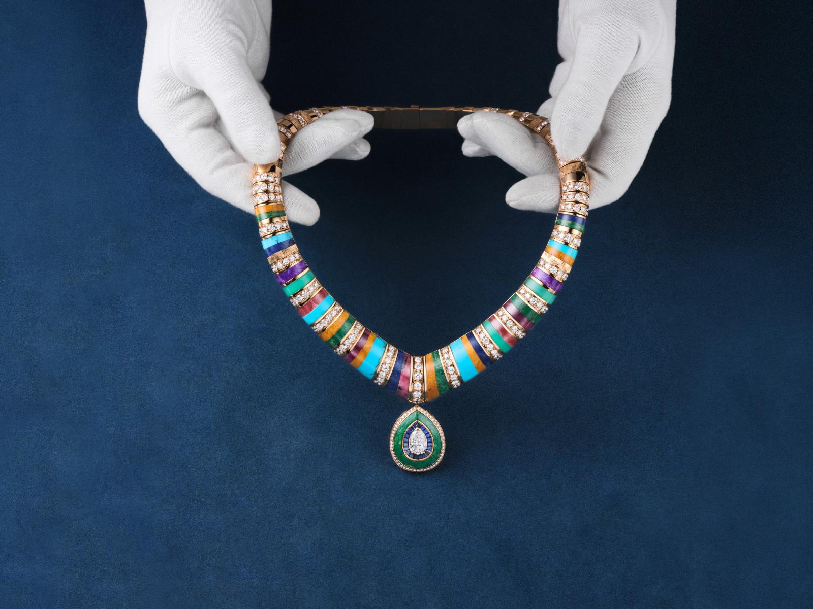 如果說形狀給了系列骨架，那麼色彩就是靈魂。〈Kaleidoscope Lights〉宛如一座寶石萬花筒，碧玉、青金石、舒俱徠石與土耳其石被切割成厚薄不一的片狀，拼接出近乎建築感的圖案，折射出普普藝術的張狂能量。