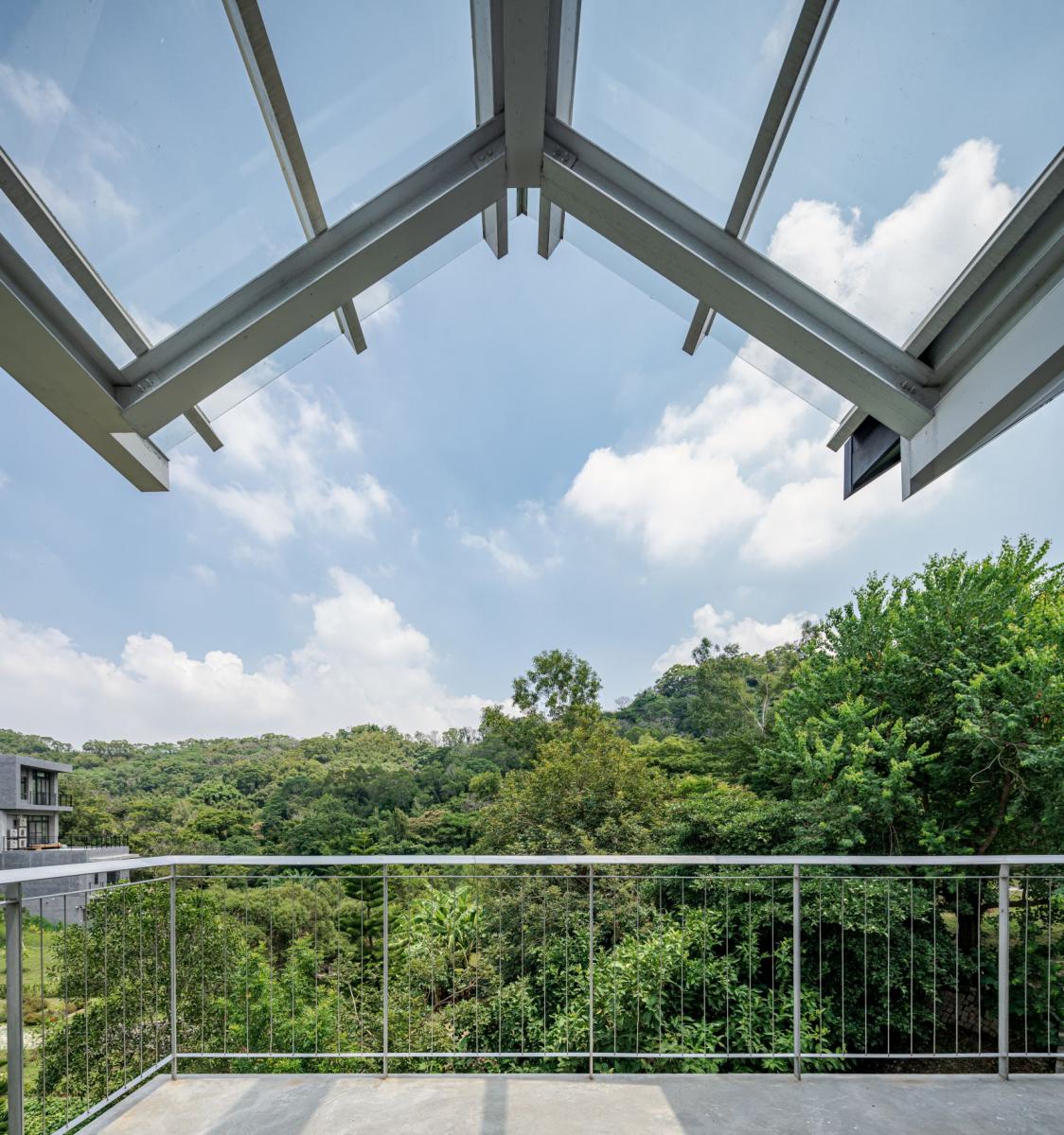 在材質挑選上，設計師嘗試注入更豐富的視覺性，從山形的書櫃、不鏽鋼的金屬、溫暖的木質調，再到沉穩的石地板，搭配不同的空間機能，提供豐富的居住環境。隨著時間推移，夜幕低垂之際，小屋內也點亮了一盞盞明亮的燈光，讓光線穿梭於樹林之間，顯得格外詩意。沿著山丘緩緩經過綠地，每一處都藏著設計驚喜，彷彿一座森林之屋，湧入恬靜氛圍。