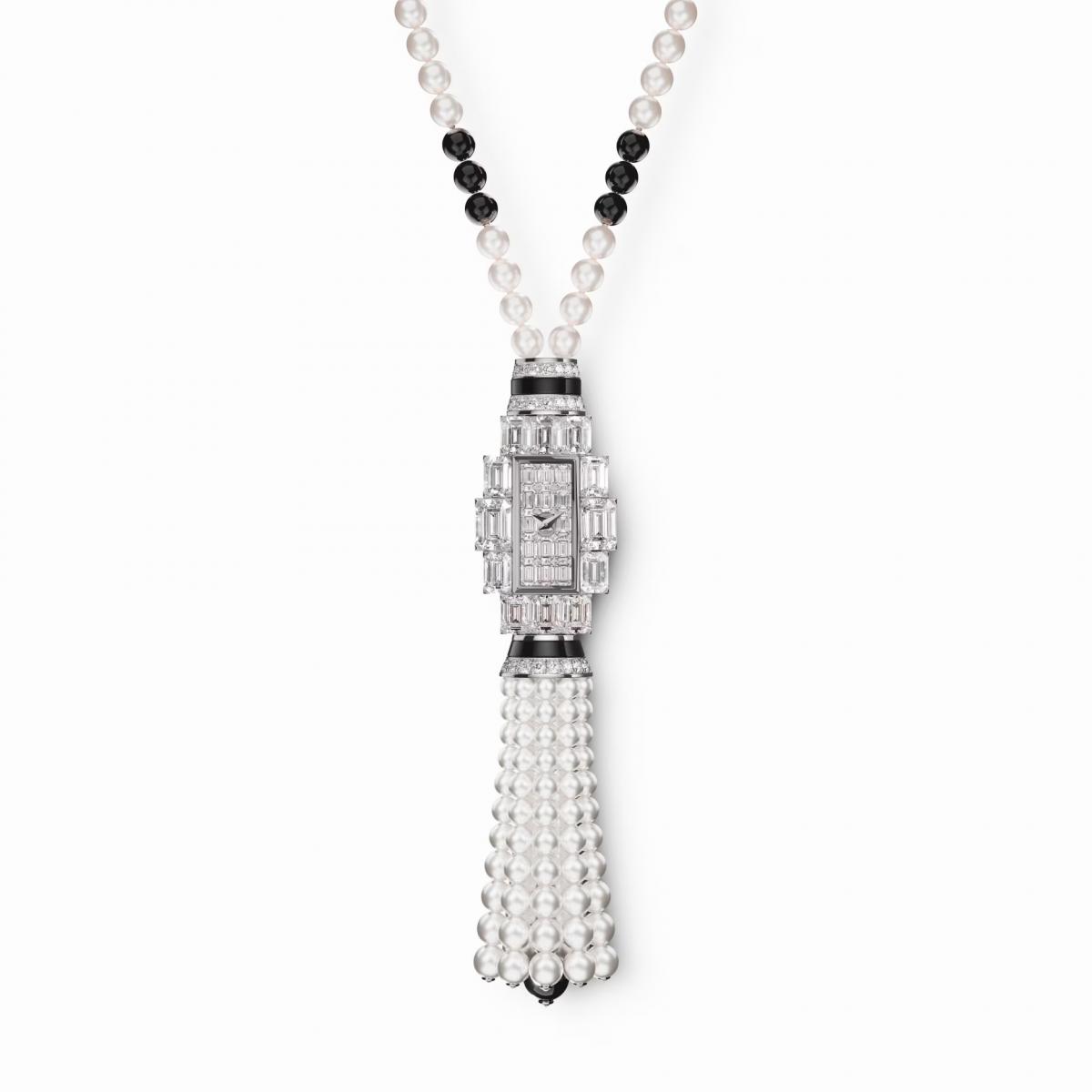 江詩丹頓的 Grand Lady Kalla 彷彿將一世紀的珠寶時計歷史濃縮其中。靈感源自1979年的傳奇之作 Kallista，以「美麗之最」為名，延續至今仍然震撼人心。新作不僅鑲嵌超過400顆鑽石，更能在腕錶、項鍊、吊墜與胸針之間自由轉換，宛如一位多面女伶隨時切換角色。