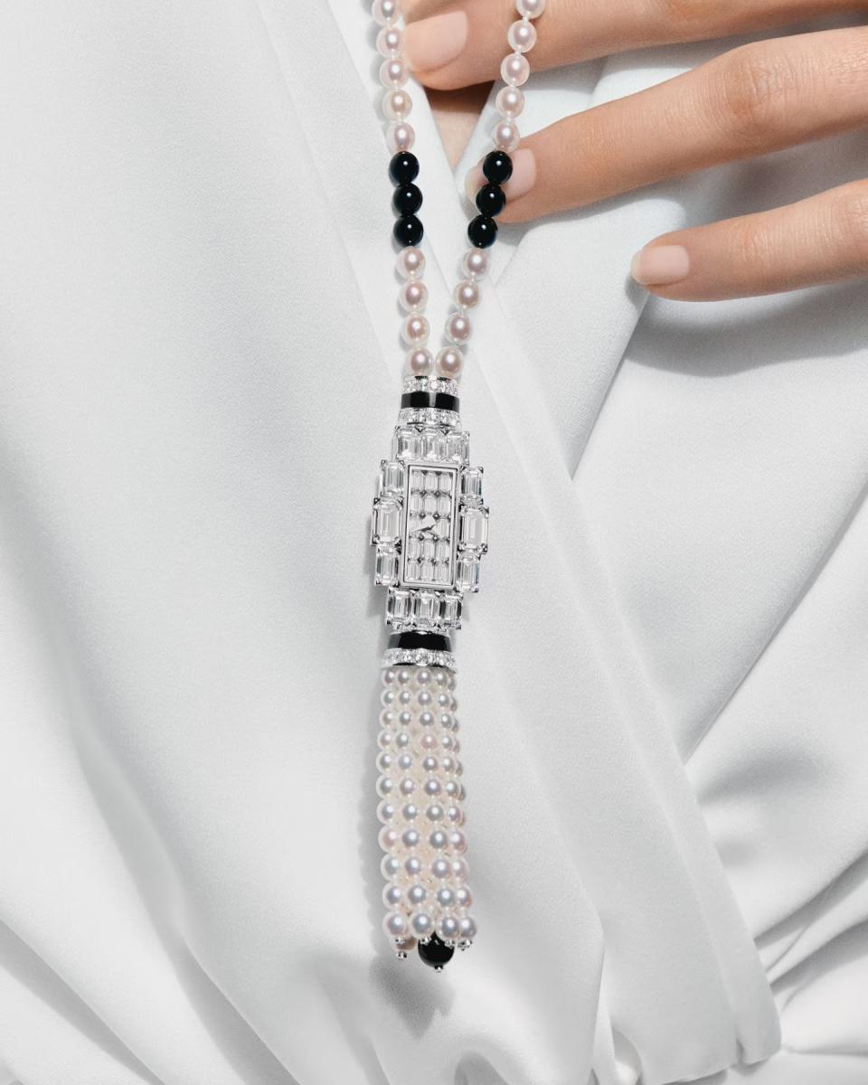 項鍊錶的魅力，在於它總能突破「時間」的框架，讓腕錶不再只是讀時工具，而是能貼近肌膚、訴說故事的珠寶。每一件作品都像是品牌哲學的縮影，有的回溯歷史，有的呼應藝術，有的挑戰未來。當時間與珠寶相遇，項鍊錶便成了最優雅的答案。