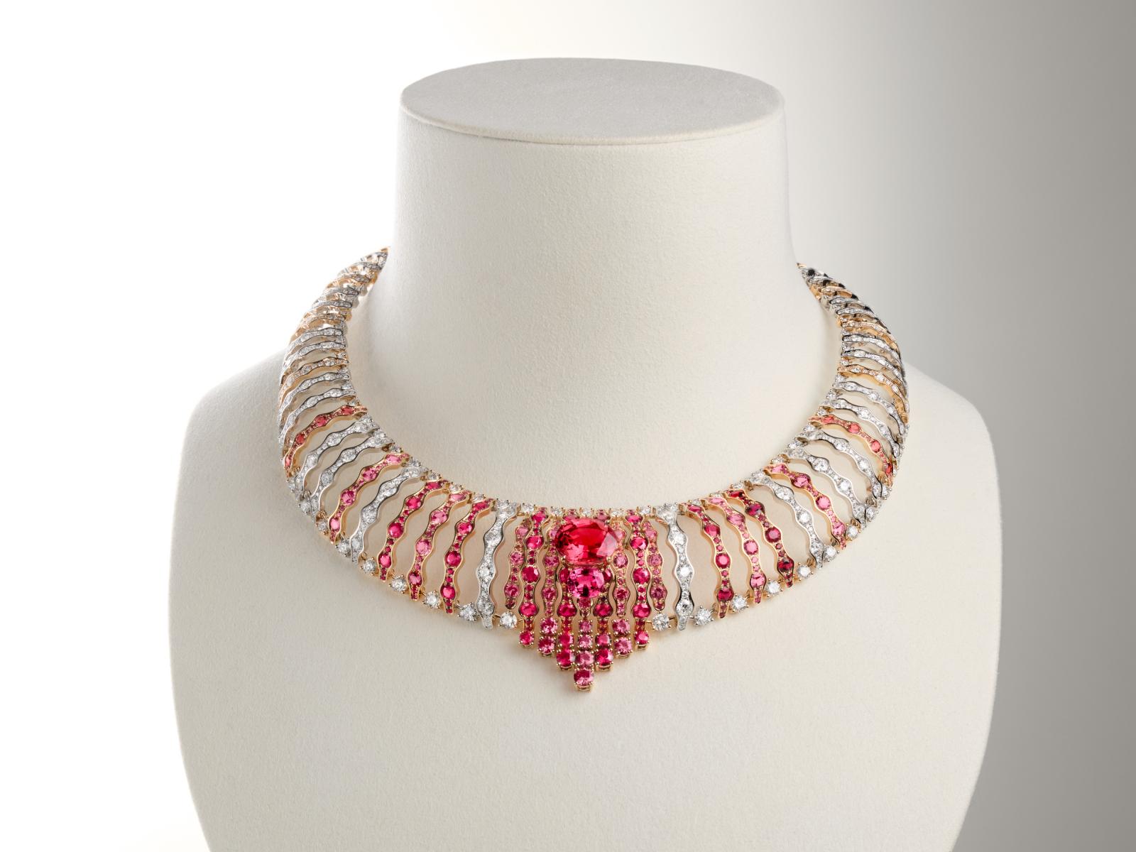 而〈Wave Illusion〉則回望 Ettore Sottsass 經典的《Ultrafragola》鏡子，以紅色與粉橘尖晶石堆疊出律動的波浪，呼應80年代孟菲斯風格的前衛不羈。