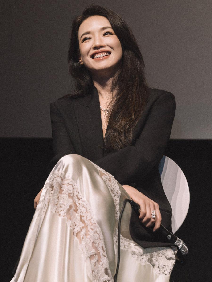 除了項鍊，舒淇在細節上也精心挑選了珍珠首飾點綴。她佩戴的 balance plus neo diamonds pave 戒指以三顆珍珠搭配直線鑽石設計，簡約卻不失現代感；耳際的 comet plus neo 耳骨夾則以彗星意象點綴，為珍珠注入前衛氣息。珍珠原本象徵典雅，但透過 TASAKI 的創新設計，轉化為兼具柔美與力量的時尚符號。舒淇以多件珍珠作品靈活搭配，不僅增添溫潤氣質，也為造型營造自然減齡效果，展現出自信又親和的女性風貌。