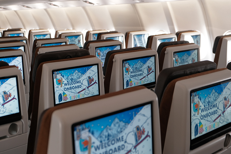 星宇為每條航線量身繪製專屬圖卡，飛往北海道的札幌航線當然少不了雪景意象，白色絨毛般的積雪與Snoopy的招牌慵懶神情相互呼應。