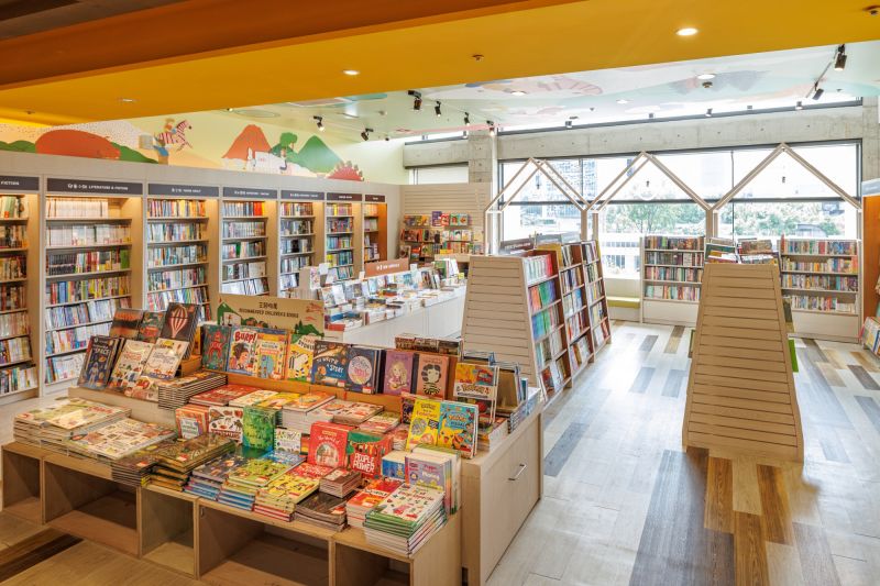 在復刻誠品敦南、信義店氛圍之餘,松菸 24 小時書店也致力於打造更好的閱讀品質,打造全台最大的兒童館。藏書量再增 2 千冊、藝術書區藏書最豐富、外文書區選書最多元;同時新增沿窗閱讀小屋,在引入自然光線之餘,也讓小朋友在閱讀過程中增添趣味性,邀請全家大小一同享受溫馨親子新天地。