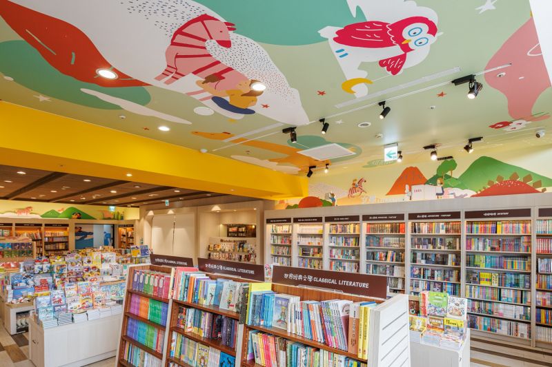 在復刻誠品敦南、信義店氛圍之餘,松菸 24 小時書店也致力於打造更好的閱讀品質,打造全台最大的兒童館。藏書量再增 2 千冊、藝術書區藏書最豐富、外文書區選書最多元;同時新增沿窗閱讀小屋,在引入自然光線之餘,也讓小朋友在閱讀過程中增添趣味性,邀請全家大小一同享受溫馨親子新天地。