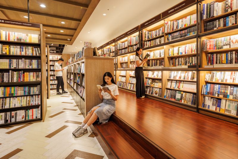 誠品松菸 24 小時書店全新改裝正式亮相,不僅延續誠品敦南店的經典「坐讀階梯」設計,也重現信義店書香長廊的寬敞氛圍,成為台北書迷們全新的深夜閱讀據點。本次改裝亮點包含擴大書量至 25 萬冊、設置全台最大的誠品兒童館,並推出首檔主題書展《書頁之間,世界新章》,融合藝術、親子、閱讀與設計,打造一個全年無休、全天候沉浸式的閱讀空間。