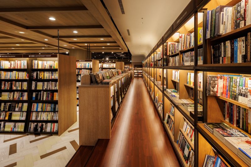 坐落於松山文創園區,誠品書店松菸在推出 24 小時營業模式後,深受許多「書蟲」的喜愛。近日,該店迎來全新改裝,汲取誠品第一家敦南店的室內設計靈感,以沉穩柚木打造供讀者輕鬆閱讀的「坐讀階梯」,讓走進書店的讀者,能再一次感受過往的閱讀氛圍,拿著一本書,在階梯上靜靜地閱讀,享受不被他人打擾的時光。