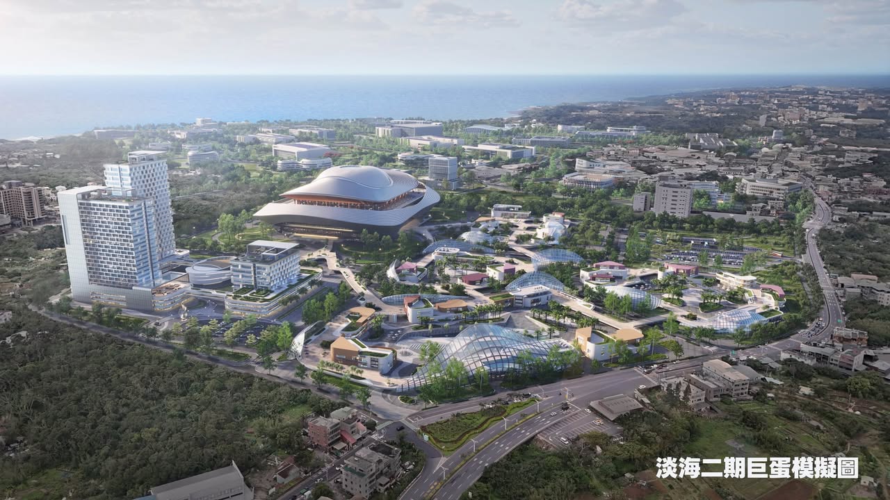 另一個新北大巨蛋最終基地,「淡海二期」土地面積達 10 公頃,位於淡海新市鎮,附近不僅有即將通車的「淡江大橋」,淡海輕軌系統也將同步擴展。完工後,預計可帶動淡水老街周邊經濟。建築造型採流線設計,大幅弱化整體量體的厚重感;挑高的一樓天花板,為城市帶來更開闊的視野,並打造開放的公共空間。大面積露台的設計,也增加了建築立面的層次感。