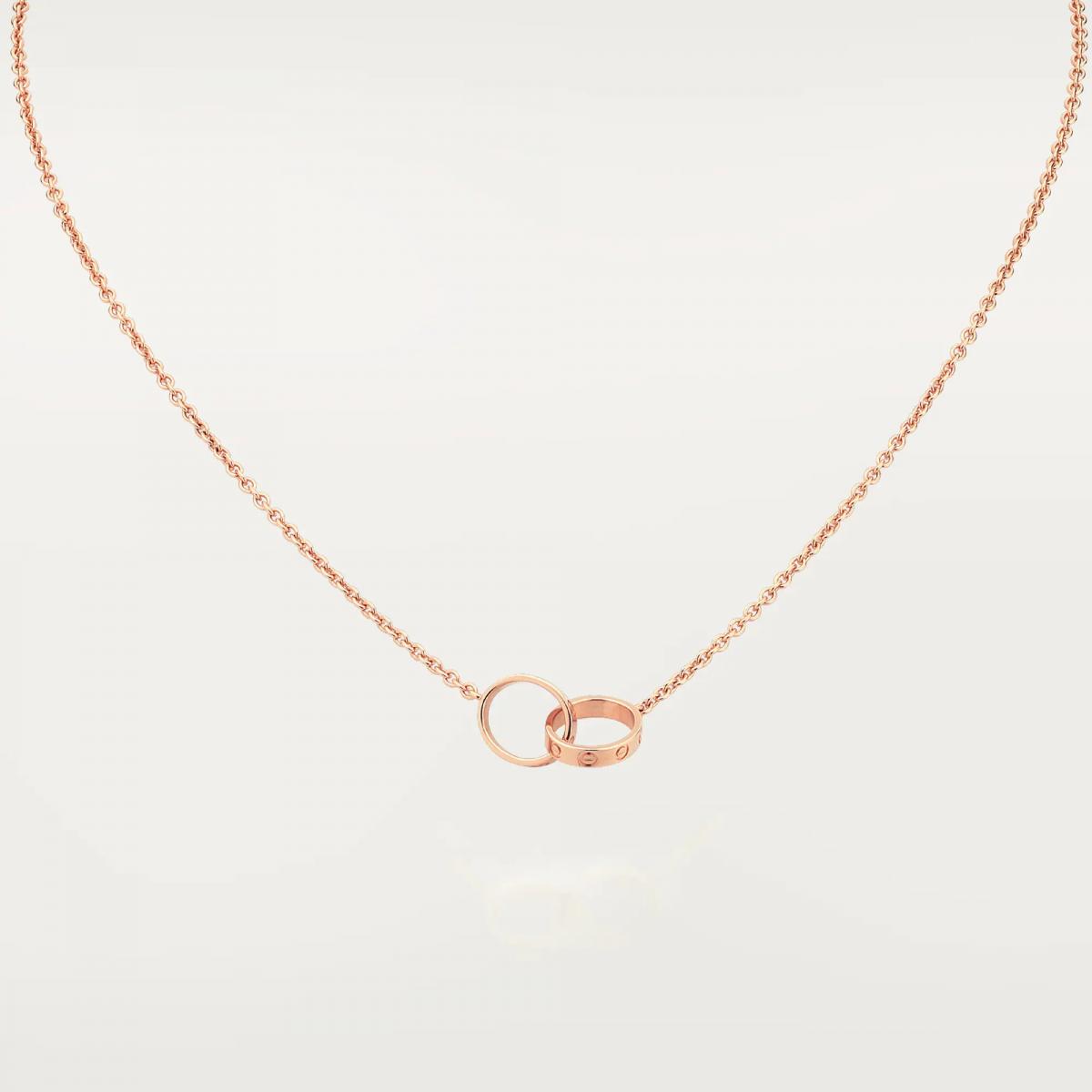 Love 系列誕生於1970年代,是卡地亞最具代表性的經典之一。這款18K玫瑰金項鍊,以兩枚 Love 戒指相扣的設計呈現,螺絲紋象徵緊密相連的羈絆。