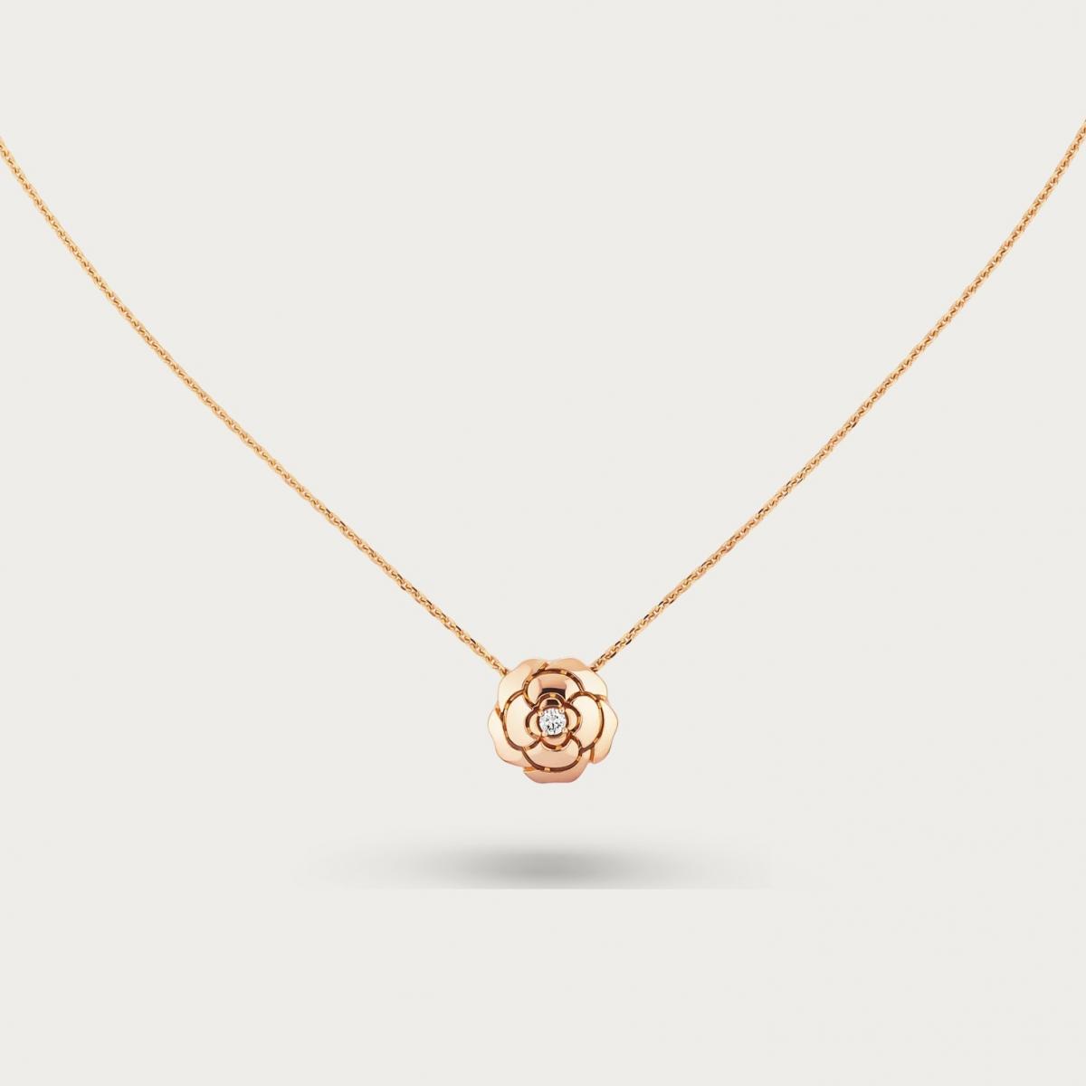 在香奈兒的世界裡,山茶花不僅是一朵花,更是品牌的靈魂象徵。這款 Extrait de Camélia 玫瑰金項鍊,以立體花瓣造型勾勒女性的柔美線條,中央鑲嵌一顆0.05克拉明亮式切割鑽石,如晨露般閃爍。