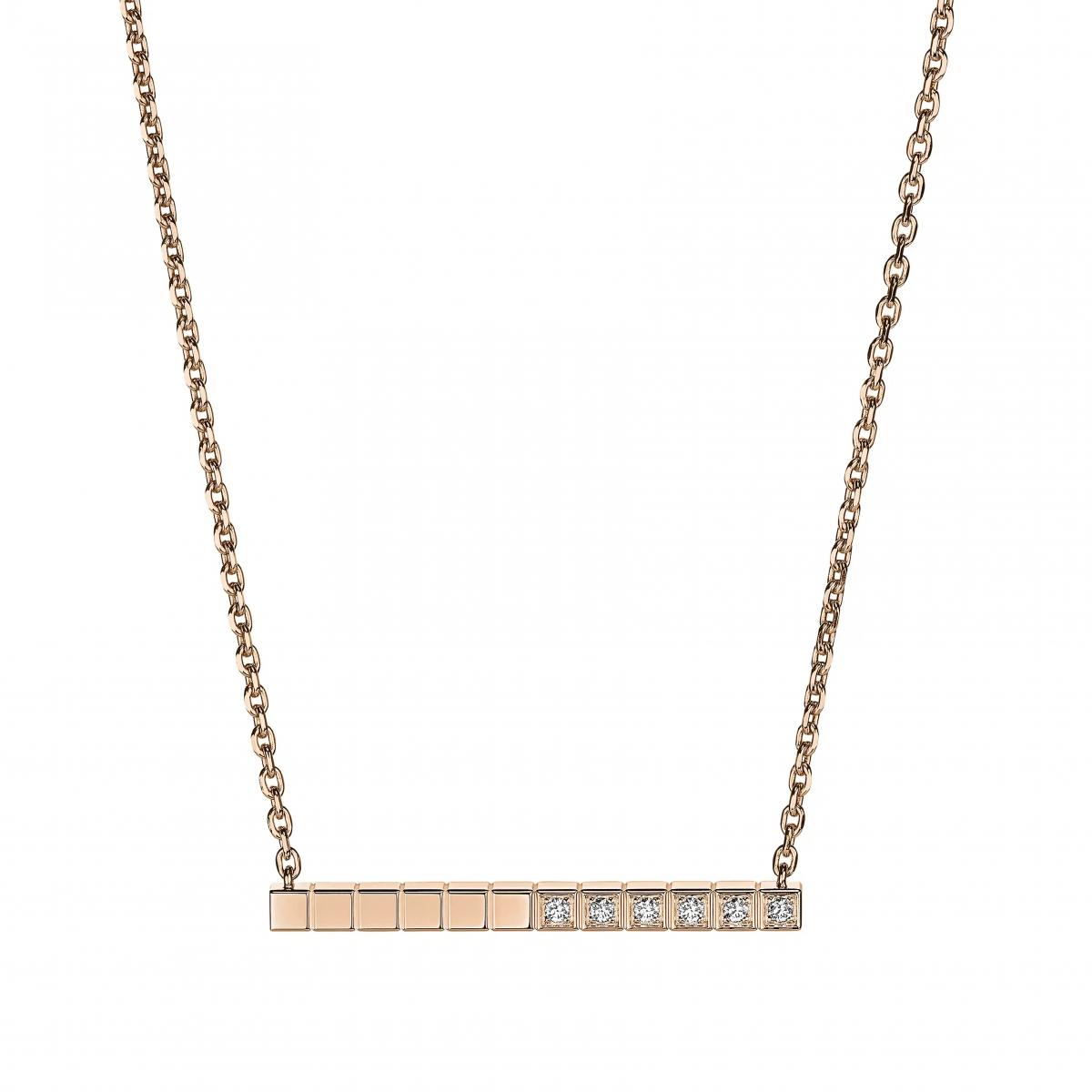 Ice Cube 系列自1999年誕生以來,便以「立方體」為核心語彙。這款18K玫瑰金項鍊由12個微型方塊組成,一半純金、一半鑲鑽,完美平衡冷冽與溫潤。
