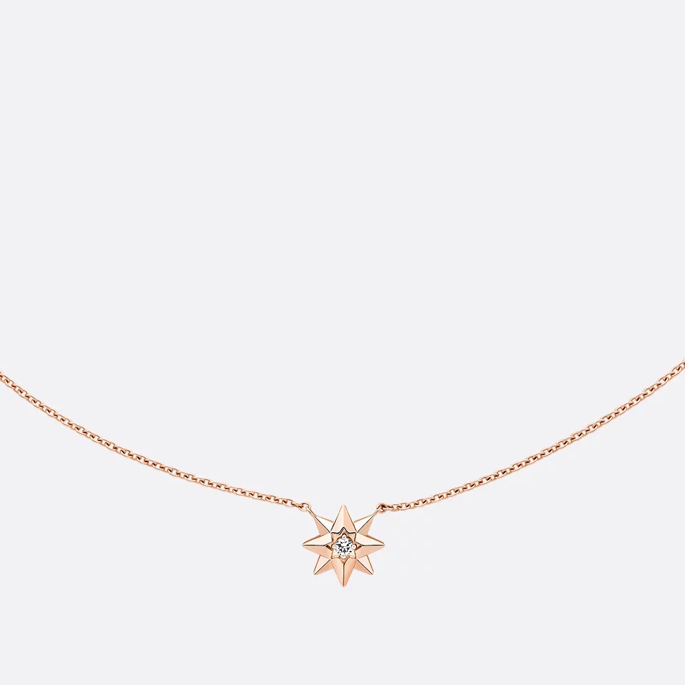 Étoile des Vents 項鍊承襲 Dior 經典 Rose des Vents 的幸運符精神,以八芒星象徵指引方向的羅盤。18K玫瑰金搭配0.04克拉鑽石,簡約卻極具象徵意義。