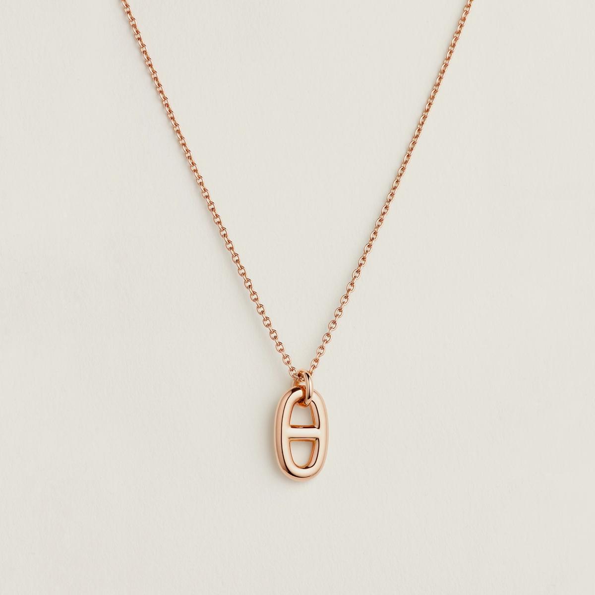 Hermès 的 Farandole 項鍊以經典 Chaîne d’Ancre 船錨鍊環為靈感。故事可追溯至1937年,當時,Émile Hermès 的女婿 Robert Dumas 在布列塔尼海邊漫步,從繫船的鐵鍊汲取靈感,設計出這個象徵力量與平衡的鍊節造型。