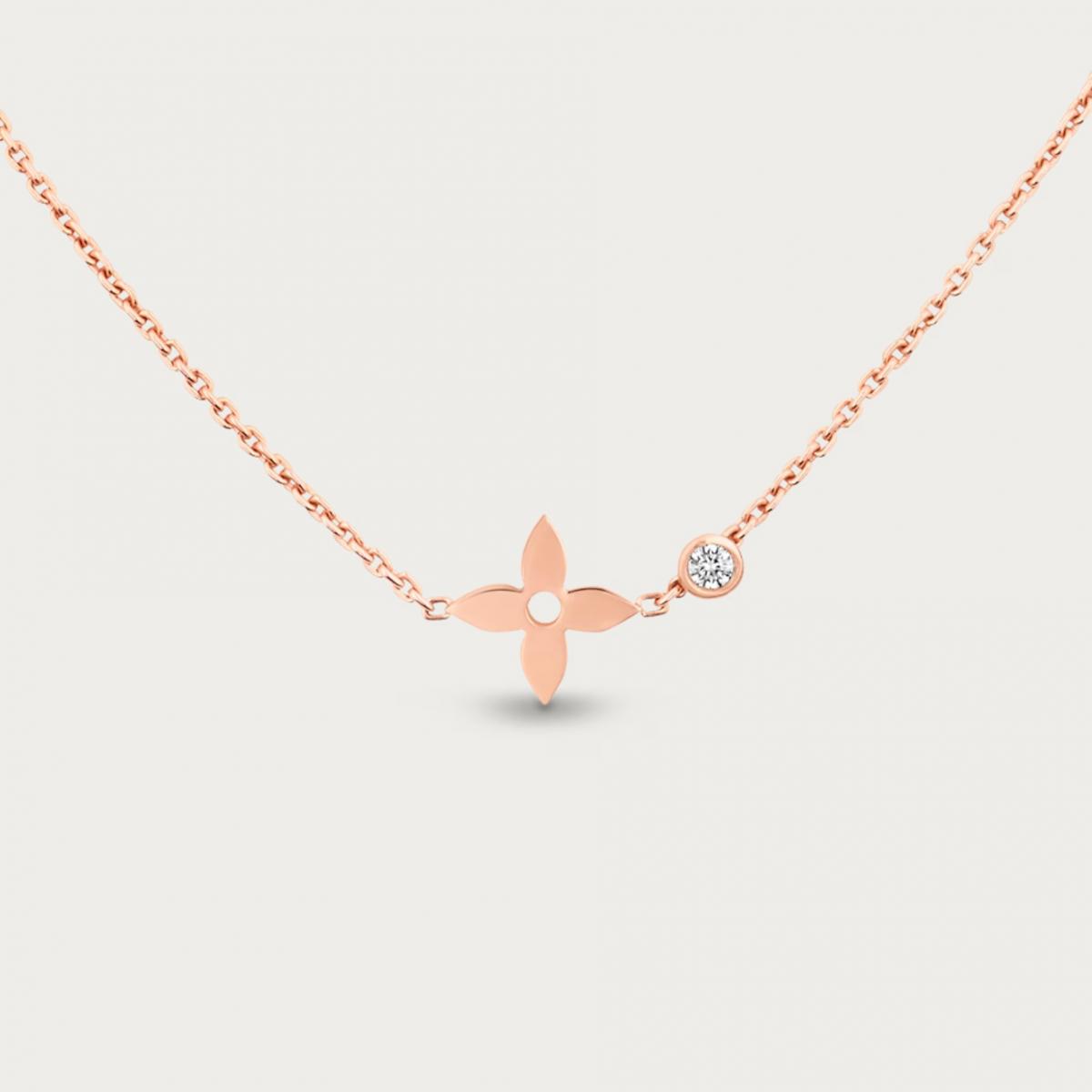 Idylle Blossom 系列將路易威登經典 Monogram 花卉轉化為女性珠寶語彙。這款18K玫瑰金項鍊以花瓣造型勾勒品牌標誌,並搭配0.04克拉鑽石點綴,展現俏麗又精緻的法式風情。