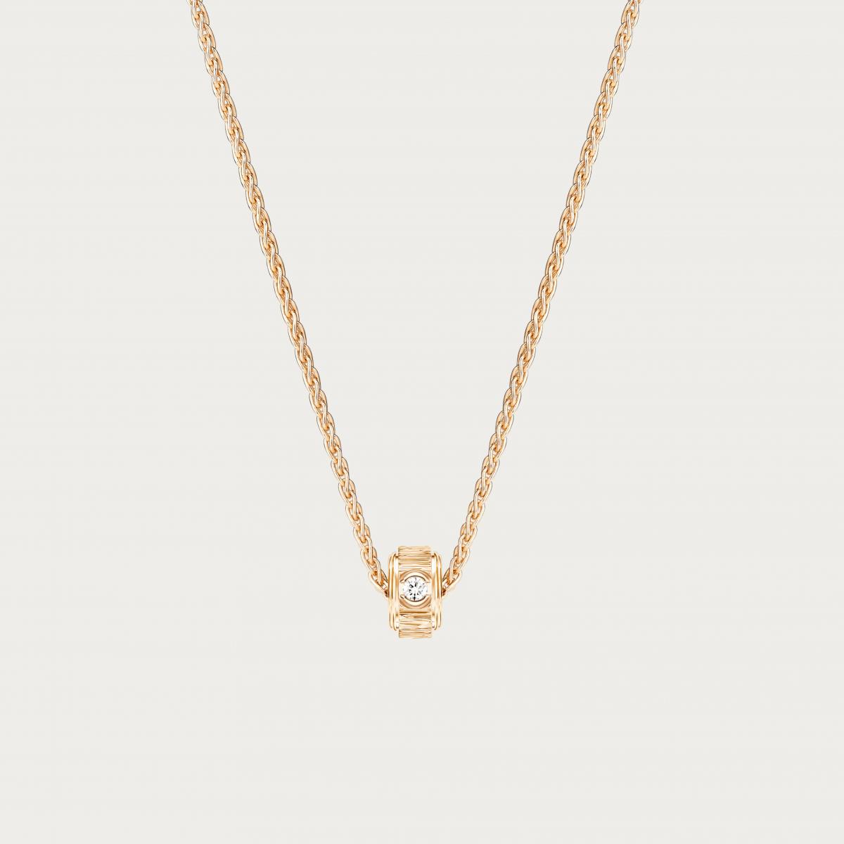 Possession 項鍊以品牌最具代表性的旋轉元素為靈魂。18K玫瑰金吊墜飾以經典的宮廷式雕刻紋理(Possession Decor Palace),中間鑲嵌一顆0.01克拉明亮式切割鑽石,象徵幸福的核心。