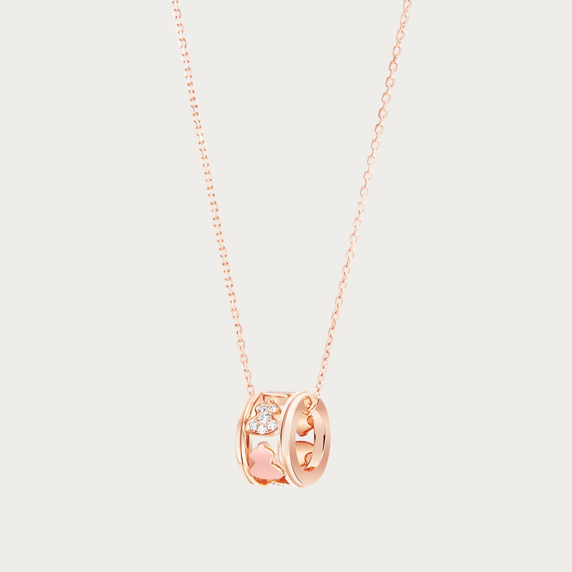 Wulu Eternity 項鍊將東方吉祥符號葫蘆化為珠寶設計。小型款以18K玫瑰金打造,搭配粉紅色 HyCeram® 填料與鑽石點綴,精緻又充滿玩味。