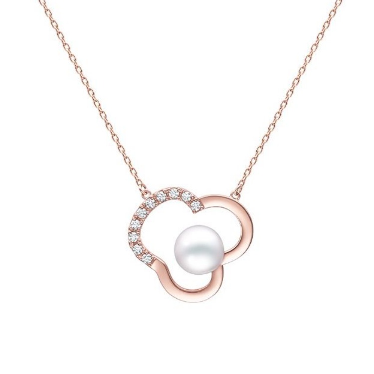 Chants Signature 系列以花朵線條為靈感,18K櫻花金項鍊鑲嵌 Akoya 阿古屋珍珠與鑽石,展現自然與工藝的和諧。