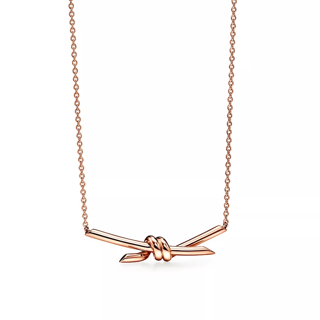 Tiffany Knot 系列象徵緊密的情感連結。這款18K玫瑰金項鍊以結飾造型詮釋愛與連繫,靈感來自1889年的蝴蝶結珠寶。
